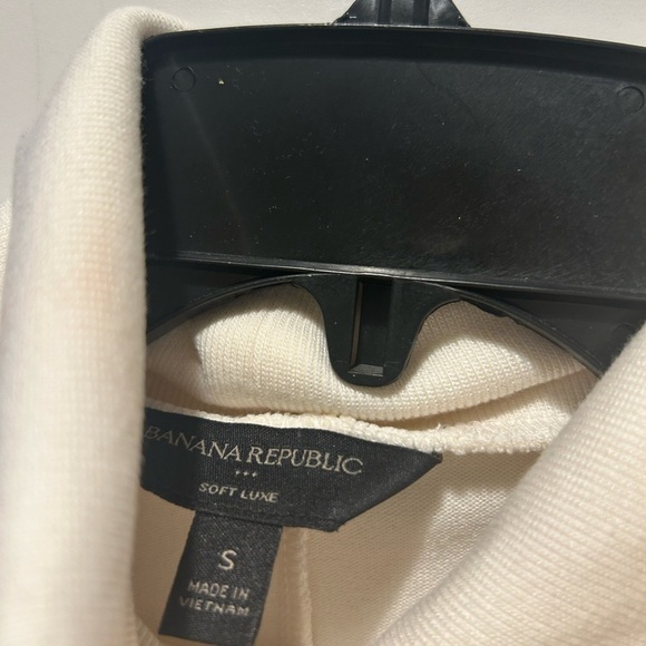 Banana Republic soft luxe women’s sleeveless sweater turtleneck - Picture 2 of 4